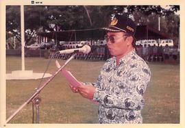 Petugas membacakan sejarah KORPRI pada HUT KORPRI ke 17 tahun 1988 di Lapangan Trirenggo