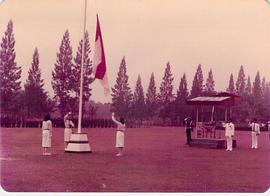 Bendera merah putih mulai dikibarkan pada Peringatan HUT RI ke 36 di Lapangan Trirenggo Bantul