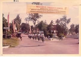 Salah satu rombongan lomba sepeda gembira pada HUT KORPRI ke 17 tahun 1988 melewati Jalan Gajah B...