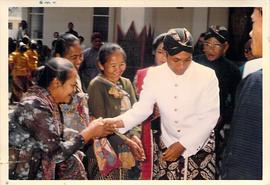 Bupati KDH tingkat I Kabupaten Bantul berjabat tangan dengan Ibu-Ibu pada Hari jadi Kab. Bantul k...