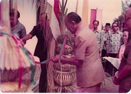 Sri Paduka PA VIII menggunting Pita pada Peresmian Proyek Inpres tahun 1982/1983 di Bantul, Donot...