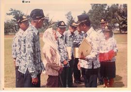 Bapak Bupati Bantul (Bapak Murwanto) memberikan penghargaan pada HUT KORPRI ke 17 tahun 1988 di L...