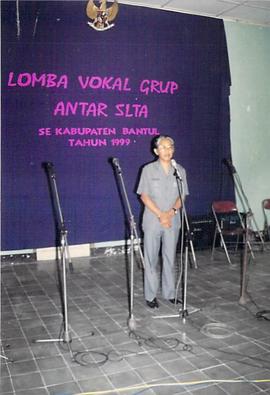 Bapak Drs Sugiyat Samsujono menyampaikan sambutan pada acara Lomba Vocal Group di Aula Bekas Ruma...