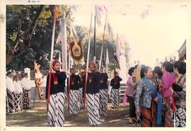 Pasukan pembawa plakat Pemda Bantul pada Hari jadi kabupaten Bantul ke 160 di Lapangan Trirenggo ...