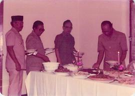 Sri Paduka PA VIII Bapak Suheram P menikmati makanan pada Peresmian Proyek Inpres tahun 1982/1983...