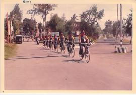 Salah satu peserta rombongan lomba sepeda gembira HUT KORPRI ke 17 tahun 1988 melewati Jalan Bantul