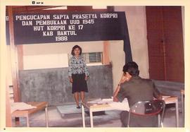 Seorang peserta lomba pengucapan sapta prasetyo KORPRI pada HUT KORPRI ke 17 tahun 1988 Kabupaten...