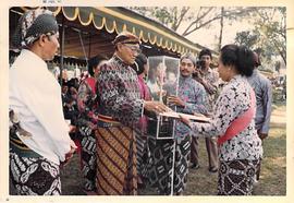 Sri Paduka PA VIII sedang menyerahkan hadiah kepada pemenang lomba pada Hari jadi kabupaten Bantu...