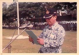 Petugas menbacakan UUD 1945 pada HUT KORPRI ke 17 tahun 1988 di Lapangan Trirenggo