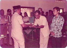 Bapak Suheram P memberikan Bingkisan pada Peresmian Proyek Inpres tahun 1982/1983 di Bantul, Dono...