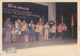 Kader Golkar yang menerima penghargaan berfoto bersama di atas podium di Kabupaten Bantul