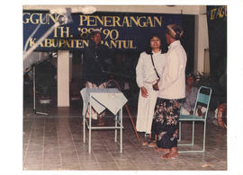 Penampilan salah satu peserta “Festival Teater” dalam panggung penerangan di Kabupaten Bantul Tah...