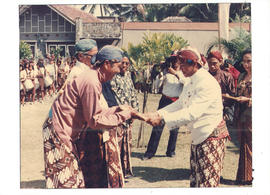 Bupati KDH Tk II Bantul KRT Suryo Padmo Hadiningrat menyerahkan penghargaan kepada mantan Kepala ...