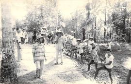 Pak Dukuh Poyahan Seloharjo (baju kotak-kotak) menggerakkan warganya membangun jalan ke Goa Sunan...