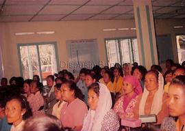 Ibu-ibu peserta mengikuti dengan sangat seksama kegiatan pertemuan yang diselenggarakan HWK Kabup...