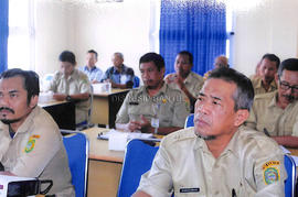 Kasubag Tata Usaha Kantor Arsip Drs. Surachman, SE. MM (menghadap kamera) Bersama dengan Arsipari...