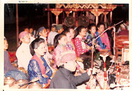 Sinden dan Waranggana Tampil Menyemarakkan Pergelaran Wayang Kulit dalam Rangka Hari Jadi Kabupat...