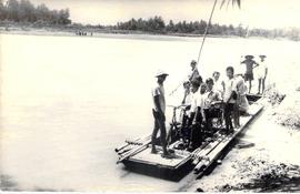 Perahu Getek yang menghubungkan Desa Donotirto dengan Desa