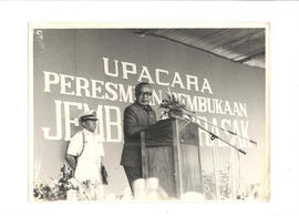 Upacara Peresmian dan Pembukaan Jembatan Krasak oleh Presiden RI ke-2, Bapak Soeharto di Kecamata...